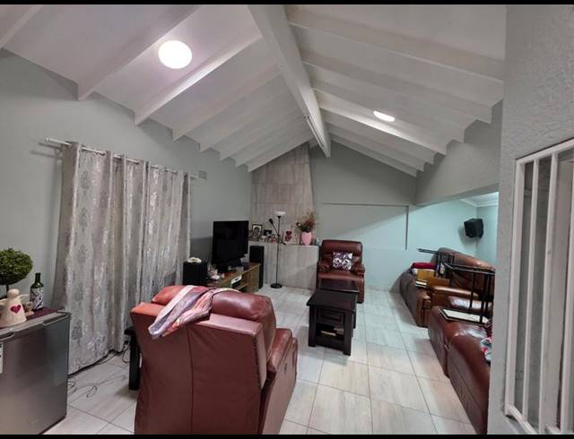 5 BEDROOM HOUSE FOR SALE IN SINOVILLE